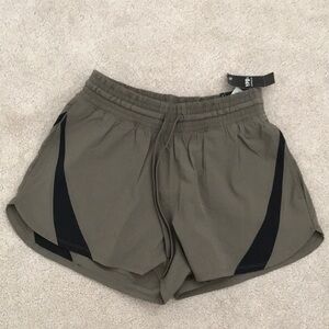 NWT Abercrombie and Fitch Dune Colorblock YPB motionTEK lined workout short high
